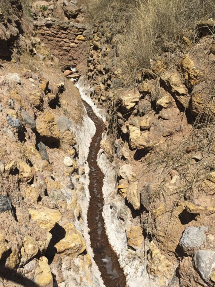 Du khách có thể sẽ không nhận ra suối Qoripujio bởi nó chỉ rộng có 20cm. Điểm đặc biệt là 2 bên bờ suốt đóng lớp muối dày và nước rất ấm. (Ảnh: SCMP)