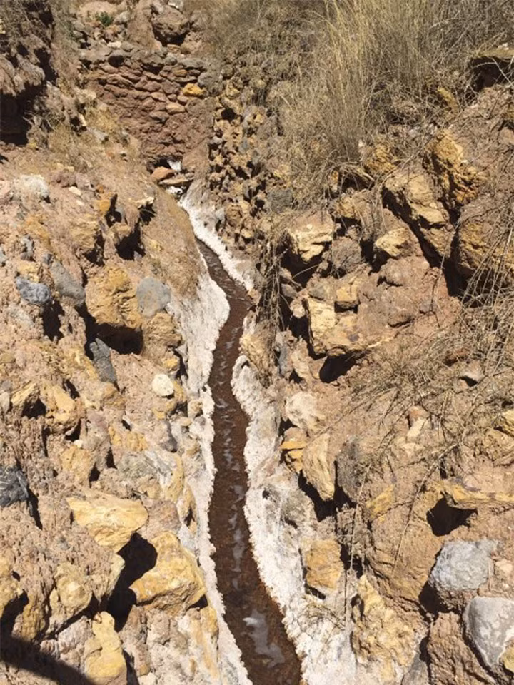 Du khách có thể sẽ không nhận ra suối Qoripujio bởi nó chỉ rộng có 20cm. Điểm đặc biệt là 2 bên bờ suốt đóng lớp muối dày và nước rất ấm. (Ảnh: SCMP)