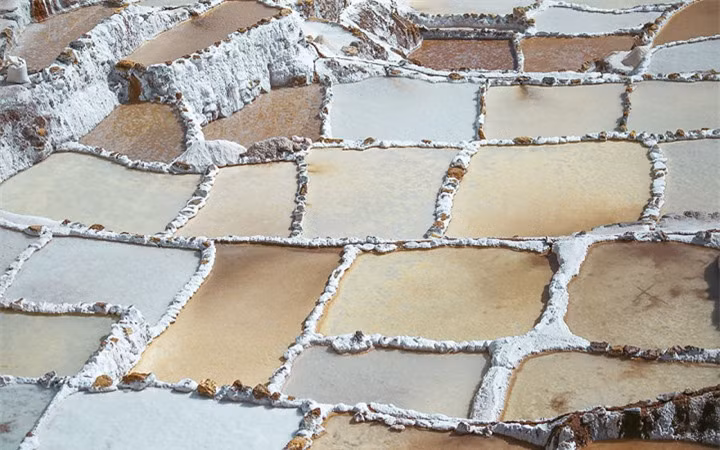 Theo chia sẻ của du khách, mỗi ô muối thuộc về một gia đình khác nhau. (Ảnh: Bored Panda)