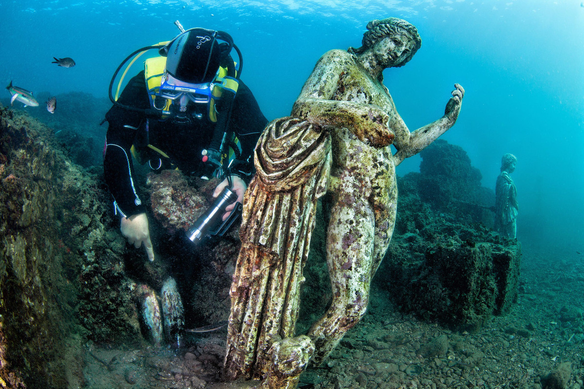 Nhờ công nghệ quét 3D và những thiết bị hiện đại, các thợ lặn đã tìm thấy những công trình kiến trúc tráng lệ, bao gồm ba ngôi đền mái vòm: Đền Diana, đền Venus và đền Mercury. Trong đó, đền Mercury là công trình có mái vòm lớn nhất thế giới, được sử dụng làm phòng tắm công cộng. Ngoài ra, trên diện tích 177 ha còn có những công trình vinh danh hoàng đế Augustus, quảng trường được lát đá công phu, bức tượng của Octavia Claudia (em gái hoàng đế Claudius) và thần rượu nho Dionysus... Ảnh: USA Today.