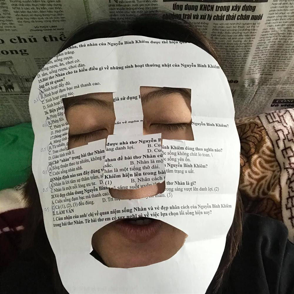 úng là chỉ có học sinh mới nghĩ ra cách skincare bá đạo như trên. Chẳng biết mất công mất sức thế này có giúp tiếp thu được kiến thức hay khiến da mặt đẹp lên không?