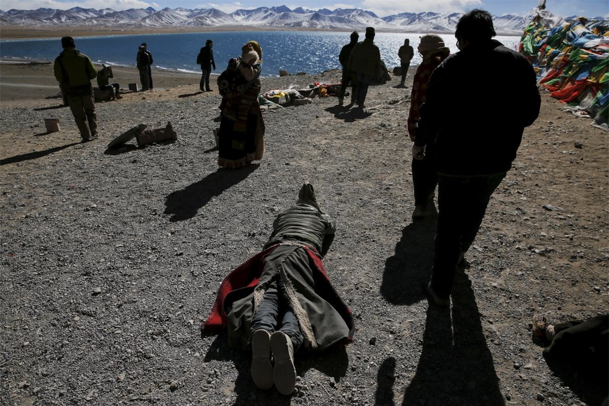  Một nhóm người cầu nguyện ở hồ nước thiêng Namtso.