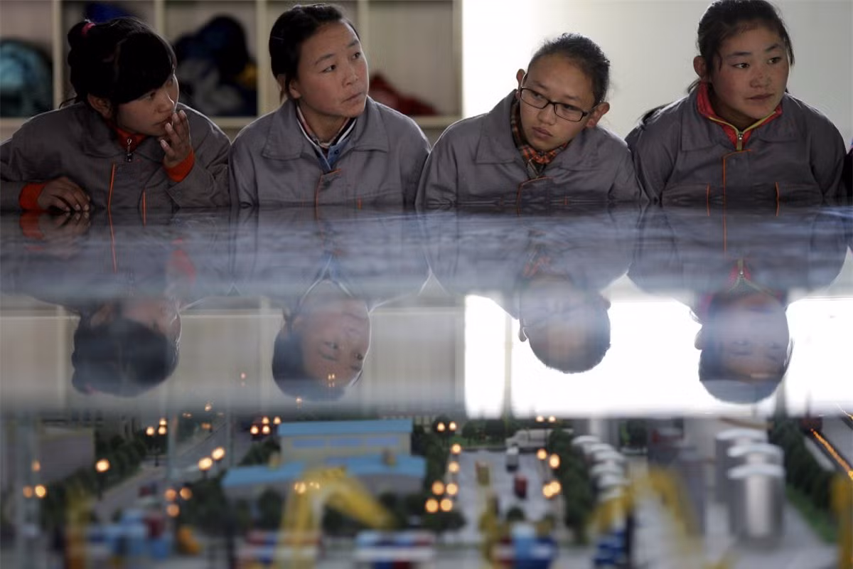  Bộ giáo dục của Tây Tạng quản lý 73 trường học với 24.000 học sinh và 2.200 nhân viên tất cả. Đây là hình ảnh những học sinh ở Lhasa trong lớp học của mình.