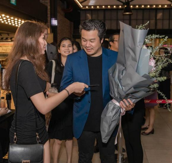 Bat ngo truoc dien mao gia nua cua Thanh Bui o tuoi 38-Hinh-3