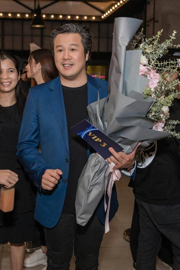 Bat ngo truoc dien mao gia nua cua Thanh Bui o tuoi 38-Hinh-2