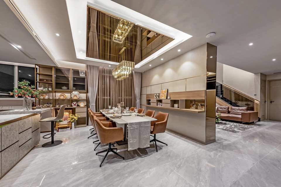 br/> Khu vực phòng khách và bếp liên thông nhau để tạo cảm giác quây quần cho các thành viên.