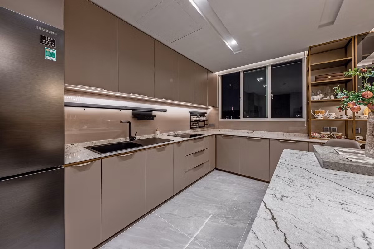 Tiêu chí của gia chủ là tối đa công năng, tránh thiết kế rườm rà. Do đó, toàn bộ hệ thống tủ kệ trang trí đều có thể sử dụng. Bếp có tông màu trung tính, không bị lỗi mốt.