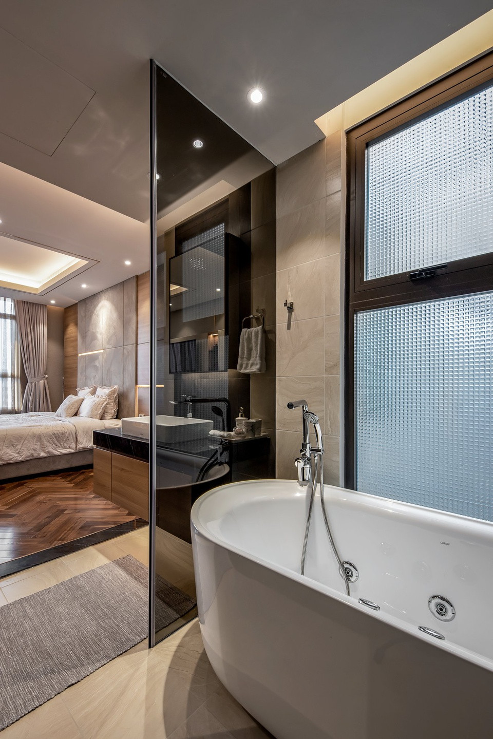 br/> Toilet được trang bị bồn ngăn cách bằng kính. Khu vực lavabo thông với phòng ngủ.