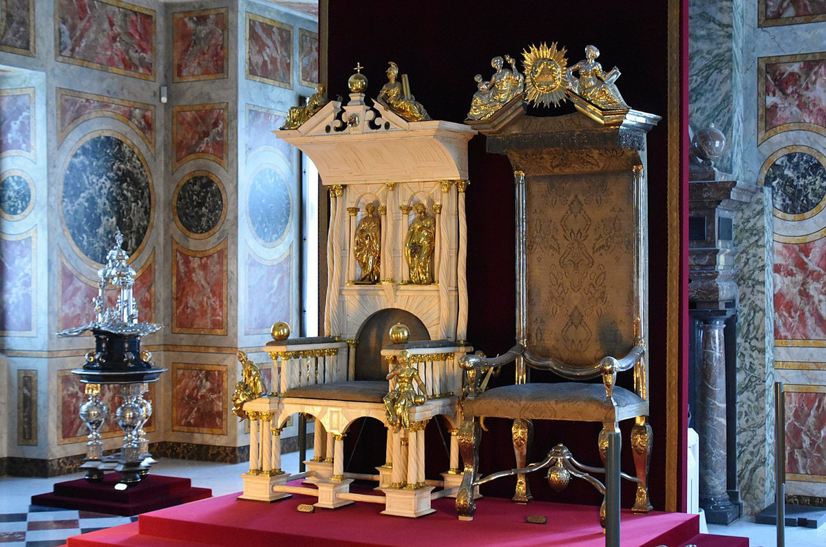 Thực tế, trong quá khứ, chiếc răng của kỳ lân biển cũng được xếp vào hạng quý hiếm. Theo Earthsky, đây là món hàng được người Viking đem từ Bắc Cực tới châu Âu, Địa Trung Hải và Viễn Đông thời Trung Cổ. Chỉ có những người rất giàu mới đủ tài chính để sở hữu chúng. Thậm chí, ngai vàng của vua Đan Mạch những năm 1600 cũng được trang trí bằng răng kỳ lân biển. Ảnh: Wikimedia.