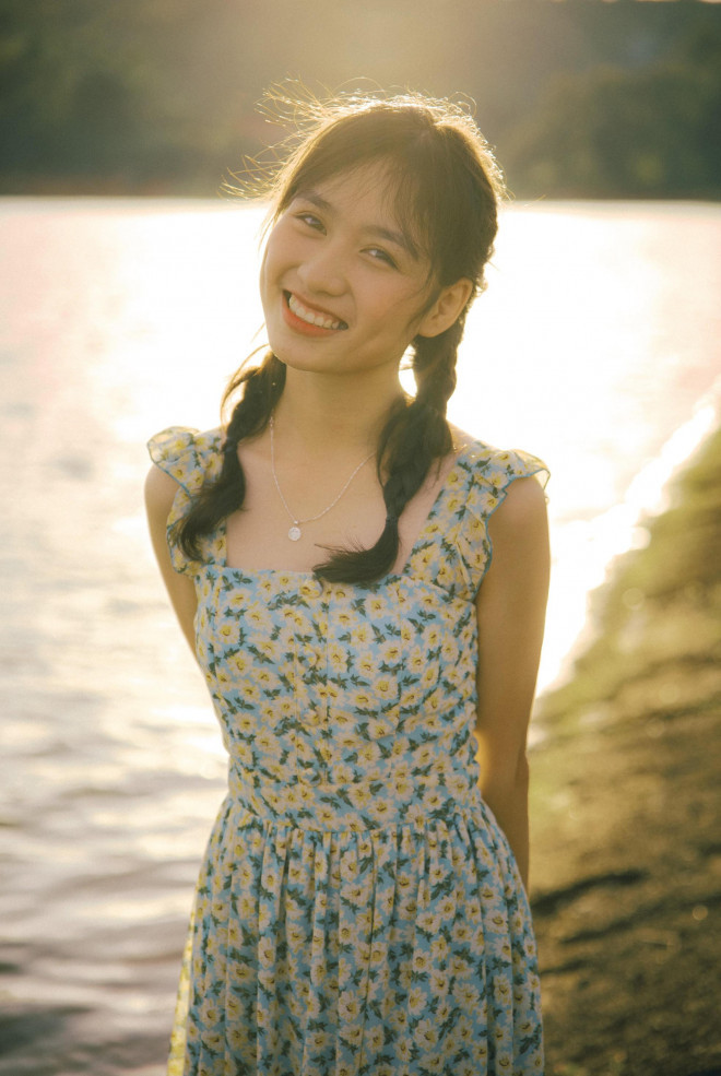 Cô bạn còn được mọi người nhận xét có gương mặt tựa diễn viên Khánh Vân trong bộ phim Mắt biếc. Đôi lúc, Ngọc Huyền còn được cho rằng có nét giống với ca sĩ Hòa Minzy.