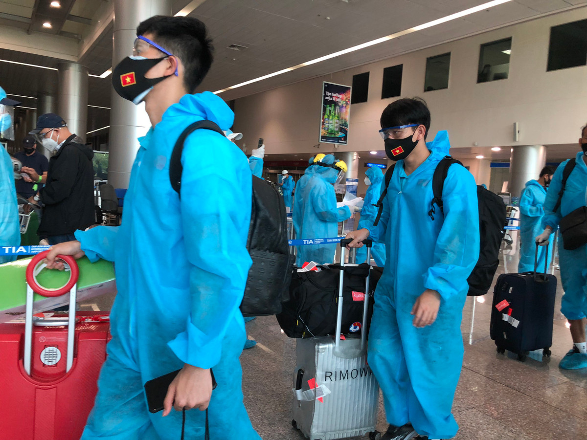 Hết 7 ngày cách ly tập trung, tuyển Việt Nam sẽ cách ly y tế tại nơi lưu trú 7 ngày tiếp theo và tự theo dõi sức khỏe cho đến hết 28 ngày kể từ ngày nhập cảnh. Sau khi hoàn thành cách ly, các cầu thủ sẽ trở về CLB để chuẩn bị cho phần còn lại của mùa giải quốc nội. Ảnh: Nhóm phóng viên.