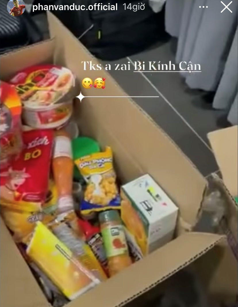 Phan Văn Đức cũng được người quen, người hâm mộ gửi tặng nhiều thùng đồ ăn. Trên story trang Instagram, anh gửi lời cảm ơn và tỏ vẻ hào hứng trước những món quà đặc biệt. Ảnh: @phanvanduc.official.