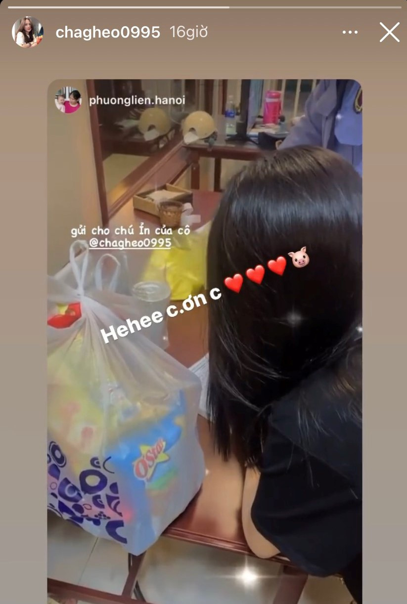 Trung vệ Trần Đình Trọng khoe hình ảnh được người chị gửi nhiều đồ ăn vặt vào nơi cách ly. Bạn gái anh cũng chia sẻ lại khoảnh khắc thú vị khi người yêu sắp sửa được "tiếp tế". Trong những lần thi đấu xa hay ra nước ngoài điều trị chấn thương, Trọng "Ỉn" cũng được fan tặng nhiều đồ ăn và những món quà đặc biệt. Ảnh: @trongtran2504.