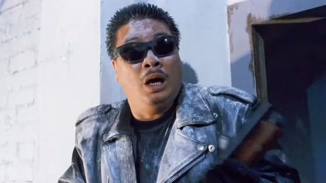  Chú Đạt của Trường học Uy Long (1991): Trong phim, Châu Tinh Trì và Ngô Mạnh Đạt vào vai hai cảnh sát Hong Kong nhận nhiệm vụ tìm kiếm món vũ khí bị mất cắp. Châu Tinh Tinh (Châu Tinh Trì) phải giả làm sinh viên để trà trộn vào trường đại học điều tra, còn Chú Đạt (Ngô Mạnh Đạt) vào vai bố anh. Sự việc trở nên rắc rối khi Tinh Tinh phải lòng “hoa đã có chủ” là cô giáo Hồ (Trương Mẫn). Châu Tinh Trì và Ngô Mạnh Đạt tiếp tục trở lại với vai diễn trong phần hậu truyện ra mắt năm 1992. Ảnh: Win's Movie.