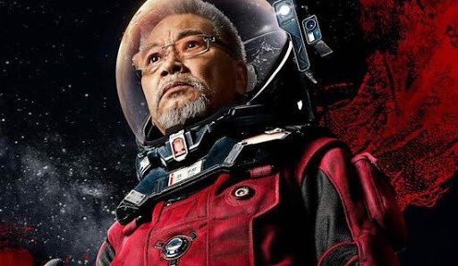  Hàn Tử Ngang trong Lưu lạc địa cầu (2019): Trong bộ phim chuyển thể từ cuốn tiểu thuyết khoa học viễn tưởng cùng tên của Lưu Tử Hân, Ngô Mạnh Đạt vào vai Hàn Tử Ngang - người đàn ông sống trên Trái Đất giả tưởng chìm trong băng giá giữa cuộc hành trình chạy thoát khỏi Hệ Mặt Trời. Ông sống cùng một cháu trai và cháu gái đang tuổi nổi loạn. Một ngày nọ, hai đứa cháu đã lấy trộm chiếc xe của ông và lên đường bỏ trốn. Ngoài Ngô Mạnh Đạt, Lưu lạc địa cầu còn có sự góp mặt của ngôi sao võ thuật Ngô Kinh. Lưu lạc địa cầu đạt doanh thu 700 triệu USD với chi phí sản xuất chỉ khoảng 50 triệu USD. Ảnh: China Film Group Corporation.