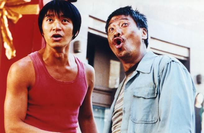  Minh Phong của Đội bóng Thiếu Lâm (2001): Đội bóng Thiếu Lâm do Châu Tinh Trì làm đạo diễn, đồng biên kịch kiêm sắm vai chính, và thuộc nhóm tác phẩm xuất sắc trong sự nghiệp của vua hài Tinh gia. Trong phim, Ngô Mạnh Đạt vào vai Minh Phong - cựu danh thủ Hong Kong đã thân bại danh liệt vì bán độ. Ảnh: Star Overseas Ltd.