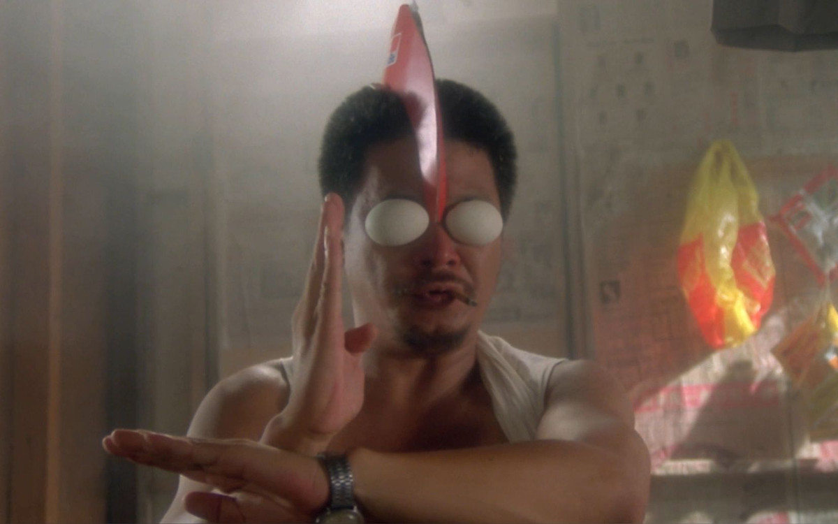  Chú Đạt trong Chuyên gia phá hoại (1994): Bộ phim hài ra mắt năm 1994 là tác phẩm do Châu Tinh Trì và Lý Lực Trì đồng đạo diễn. Trong phim, Ngô Mạnh Đạt vào vai chú Đạt - chủ cửa hàng tạp hóa lập dị. Ông Đạt hứa hẹn dạy cho nam chính Hà Kim Ngân (Châu Tinh Trì) kung fu để cải thiện cơ thể yếu ớt, cũng như chữa căn bệnh nhát gan kinh niên của anh. Đổi lại, Hà Kim Ngân phải “nộp học phí” đầy đủ. Nhưng thay vì truyền thụ võ công, ông Đạt chỉ dạy đệ tử vài món võ mèo. Trớ trêu thay, Hà Kim Ngân lại tin đó là thực. Ảnh: Netflix.