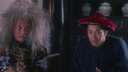  Công công Hải Đại Phú trong Lộc đỉnh ký (1992): Lộc đỉnh ký tiếp tục mối lương duyên trên màn ảnh giữa "vua hài" Châu Tinh Trì, nam diễn viên Ngô Mạnh Đạt và đạo diễn Vương Tinh. Tác phẩm thuộc nhóm phim ăn khách hàng đầu tại Hong Kong năm 1992 và tiêu biểu cho phong cách hài của Tinh gia. Trong phim, Ngô Mạnh Đạt thủ vai công công Hải Đại Phú. Hải Đại Phú chiêu mộ Vi Tiểu Bảo (Châu Tinh Trì), giao cho anh nhiệm vụ trộm cuốn Tứ thập nhị chương kinh trong phòng thái hậu. Ông cũng là người dạy võ cho Vi Tiểu Bảo. Ảnh: Win's Movie.