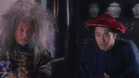  Công công Hải Đại Phú trong Lộc đỉnh ký (1992): Lộc đỉnh ký tiếp tục mối lương duyên trên màn ảnh giữa "vua hài" Châu Tinh Trì, nam diễn viên Ngô Mạnh Đạt và đạo diễn Vương Tinh. Tác phẩm thuộc nhóm phim ăn khách hàng đầu tại Hong Kong năm 1992 và tiêu biểu cho phong cách hài của Tinh gia. Trong phim, Ngô Mạnh Đạt thủ vai công công Hải Đại Phú. Hải Đại Phú chiêu mộ Vi Tiểu Bảo (Châu Tinh Trì), giao cho anh nhiệm vụ trộm cuốn Tứ thập nhị chương kinh trong phòng thái hậu. Ông cũng là người dạy võ cho Vi Tiểu Bảo. Ảnh: Win's Movie.