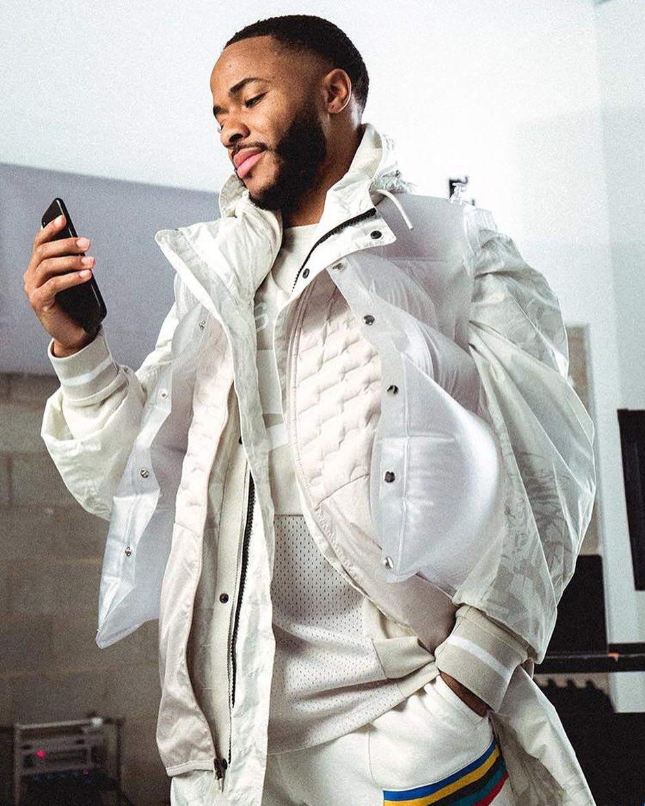 Đôi lúc, Sterling phối đồ với quần tây. Anh từng chia sẻ về việc yêu thích các mẫu áo có thiết kế thông minh.