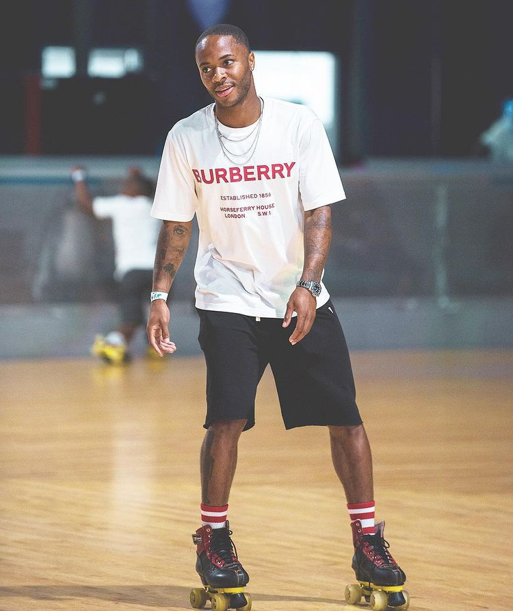 Sterling thường xuyên xuất hiện bên các thiết kế đắt đỏ. Burberry là một trong những nhà mốt được nam cầu thủ ưa chuộng.