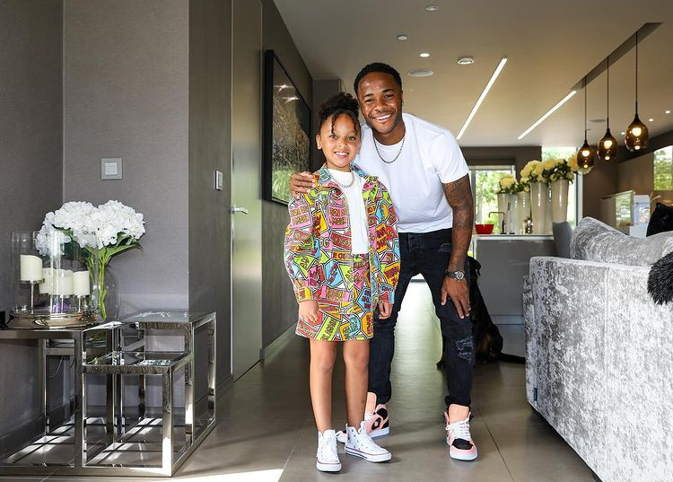 "Tôi không muốn ăn mặc như các cầu thủ bóng đá khác", Sterling khẳng định. Theo anh, các cầu thủ thường mặc đồ giống nhau. Sterling muốn thử sáng tạo để khác xa so với vẻ ngoài điển hình của một cầu thủ bóng đá. Anh nói: "Thành thực mà nói, nhiều cầu thủ không biết ăn mặc".