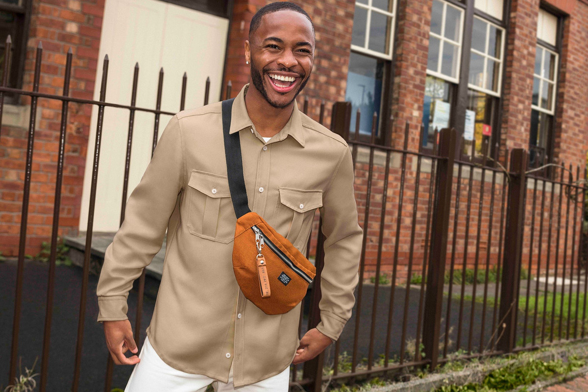 Bên cạnh đó, đối với Sterling, David Beckham là người hàng đầu khi nói về thời trang: "Beckham chỉ làm đúng thôi". Justin Bieber là người thứ 2 mà cầu thủ 26 tuổi thấy ấn tượng. Anh khẳng định không yêu thích quần áo của Justin. Tuy nhiên, Sterling ngưỡng mộ cách nam ca sĩ trông đẹp khi mặc bất kỳ món đồ nào. Chân sút tuyển Anh khẳng định: "Tôi không nghĩ mình có thể làm được điều đó".