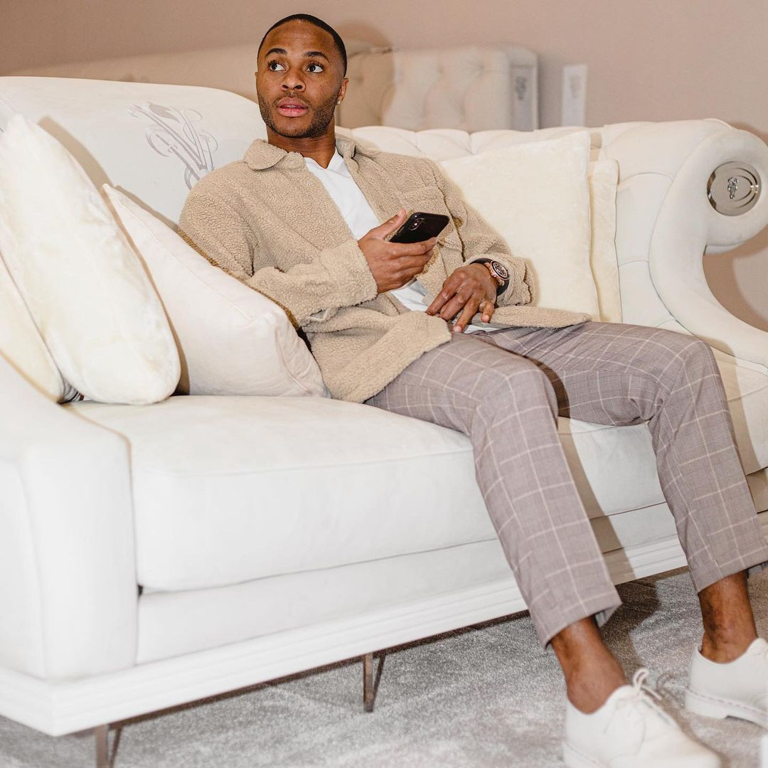 Raheem Sterling đã trải qua chặng đường dài với bóng đá. Ngoài ra, chân sút tuyển Anh cũng có những thay đổi nhất định về gu ăn mặc. "Khi tôi còn trẻ, những thứ tôi làm và mặc thật ngớ ngẩn", Sterling chia sẻ với GQ.