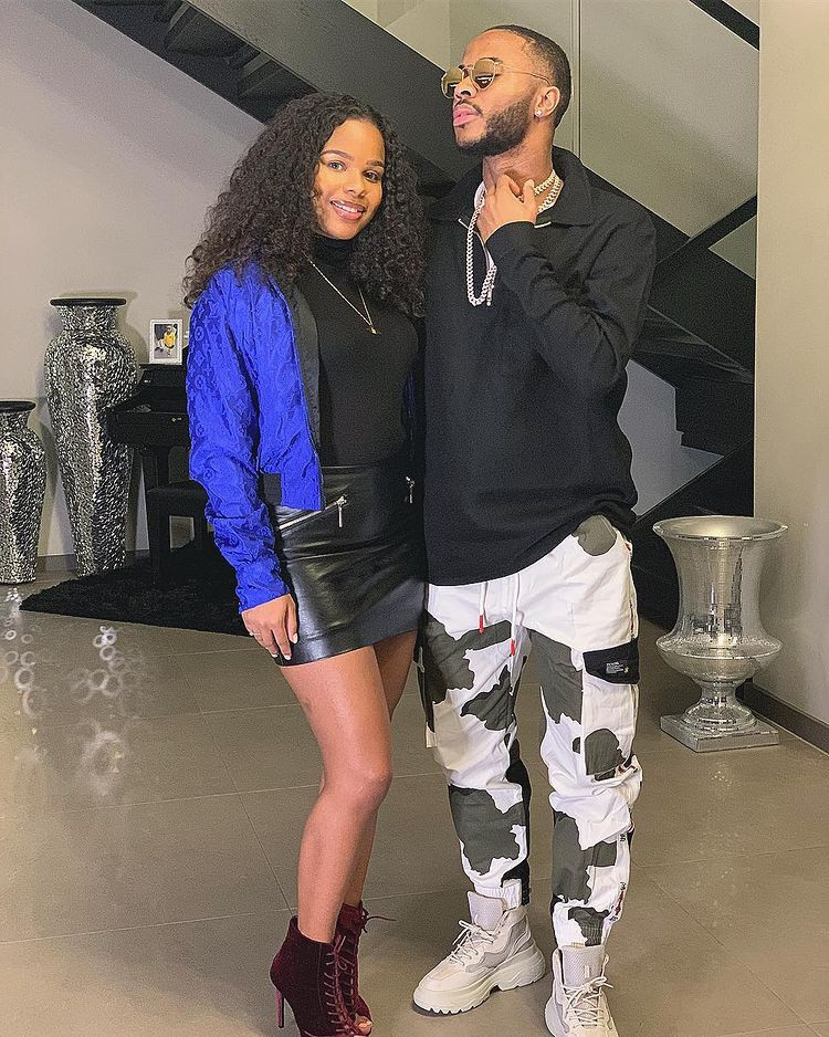 Hình tượng Sterling theo đuổi mang hơi hướm hip hop với các mẫu phụ kiện sợi xích, sneakers. Tuy nhiên, sự cá tính không phải điều duy nhất mà nam cầu thủ theo đuổi.