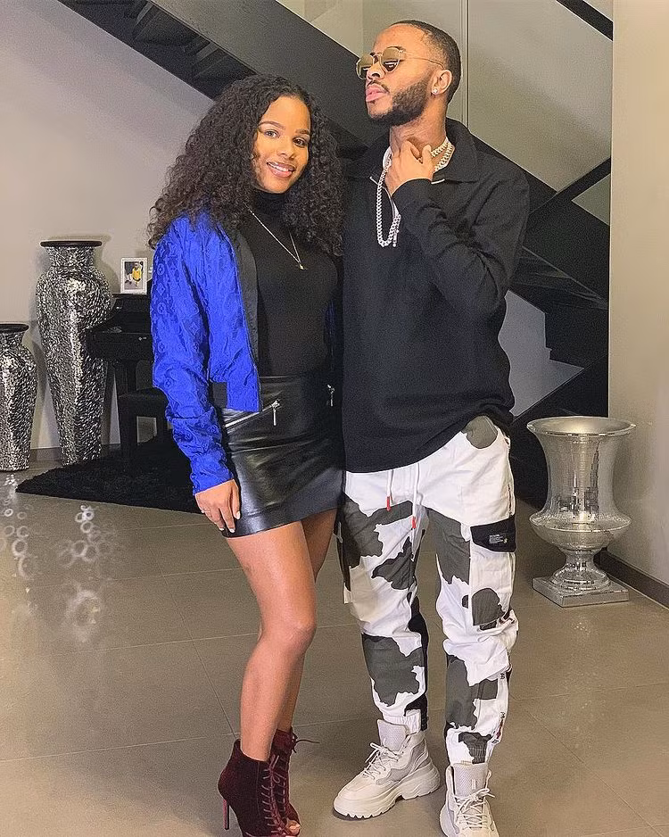 Hình tượng Sterling theo đuổi mang hơi hướm hip hop với các mẫu phụ kiện sợi xích, sneakers. Tuy nhiên, sự cá tính không phải điều duy nhất mà nam cầu thủ theo đuổi.