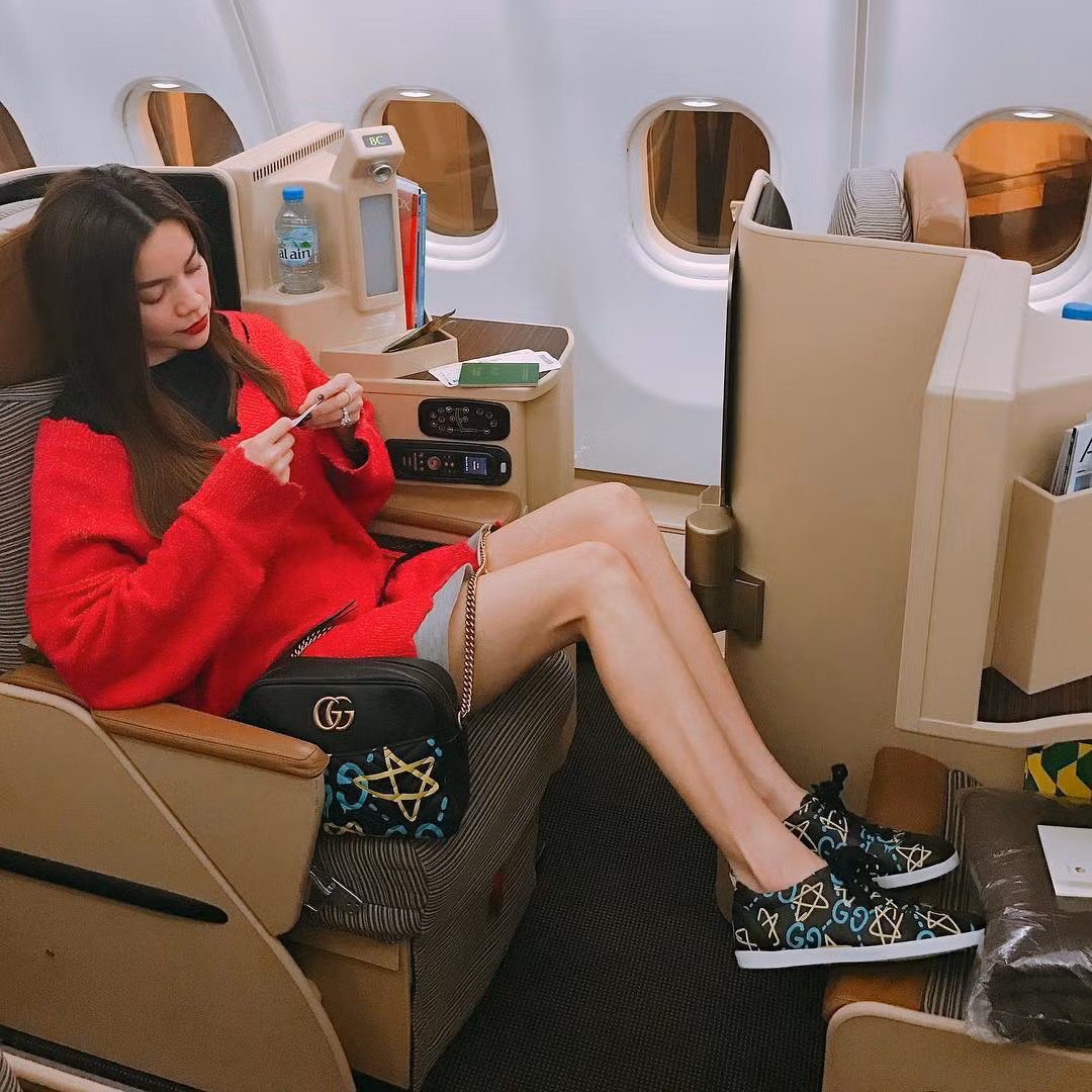 Tai sao khong nen mac quan dui khi di may bay?-Hinh-3