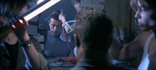 br/> Cảnh phẫu thuật não của T-800 trong Terminator 2 (1991) : Cảnh phim này không xuất hiện trong bản chiếu rạp của Judgment Day. Trong đó, Sarah Connor đã mở hộp sọ T-800 (Arnold Schwarzenegger) để khởi động lại CPU. Quá trình đòi hỏi cô phải thọc tay vào bên trong hộp sọ của con robot. Điểm thú vị của cảnh quay nằm ở chỗ nó được thực hiện mà không có sự can thiệp của CGI. Đoàn phim đã kỳ công dàn dựng không gian với nhiều lớp cảnh xa gần kết hợp với gương để tạo ảo giác ba nhân vật cùng đứng tại một vị trí. Ảnh: TriStar.