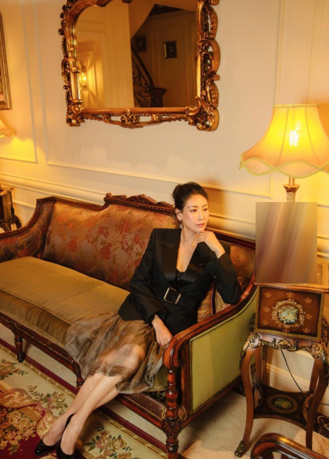 Dù bật mí đã tăng 1,5 kg sau thời gian cách ly, nhưng nhìn vào vóc dáng và thần thái sang chảnh hiện tại, Hà Kiều Anh vẫn khiến nhiều người ngưỡng mộ. Cô diện áo vest cổ bóng và chân váy voan màu gold sáng, đi kèm thắt lưng to bản làm điểm nhấn và đôi giày đen tone-sur-tone.