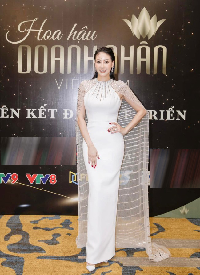 Hà Kiều Anh diện trang phục trắng khoe vẻ đẹp tựa nữ thần khi tham dự sự kiện. Cô trang điểm nhẹ nhàng và để kiểu tóc chải gọn, kết hợp cùng bông tai hình giọt nước và nhẫn kim cương nổi bật.