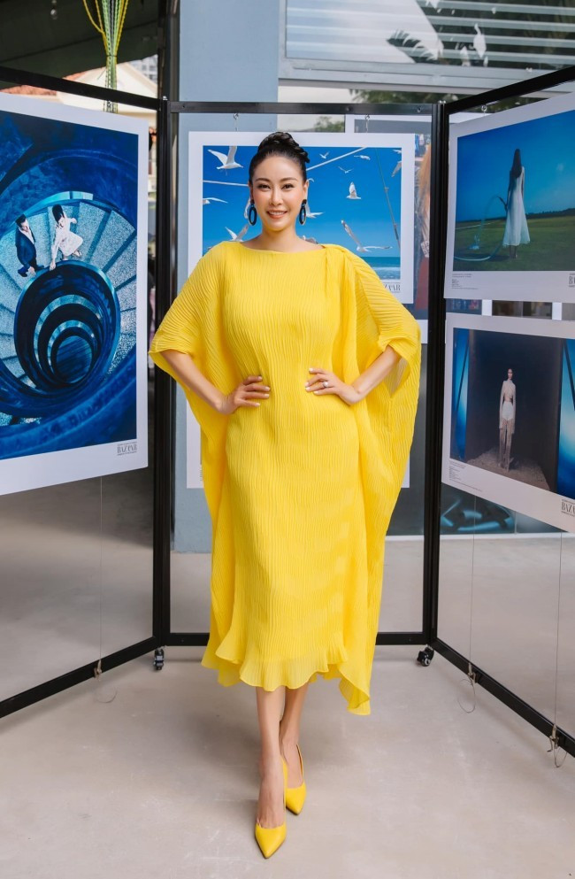 Nổi bật, ấn tượng mà vẫn mang tính thời trang, người đẹp gốc Hà Nội ghi điểm nhờ cách phối đồ tinh tế với váy dập ly dáng rộng, tay cánh dơi màu vàng và đôi giày cao mũi nhọn đồng màu. Với thiết kế này, Hà Kiều Anh chọn kiểu tóc tết búi cao và bông tai hình tròn để tổng thể thêm hiện đại.