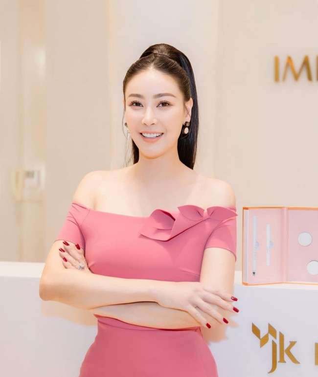 Hoa hậu gốc Huế rạng ngời trong thiết kế màu hồng đất bó sát tôn dáng. Chiếc váy trễ ngang vai với điểm nhấn là bông hoa calla đắp nổi giúp Hà Kiều Anh khoe khéo bờ vai và làn da không tì vết. Kiểu tóc buộc cao và layout make-up trong trẻo tôn đường nét gương mặt khiến người đẹp thu hút mọi ánh nhìn.