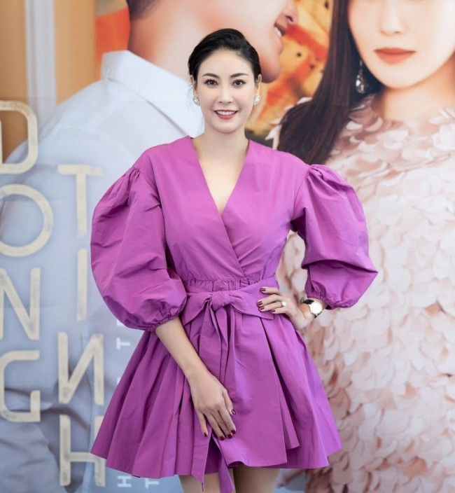 Người đẹp 7X trẻ trung trong chiếc váy tone hồng – tím “hack tuổi” ấn tượng. Với thiết kế tay bồng, cổ V, dáng xòe ngắn được thắt nơ ngang eo, Hà Kiều Anh phối cùng bông tai ngọc trai và đồng hồ tối giản. Khó có thể tin được cô đã bước vào độ tuổi U50.