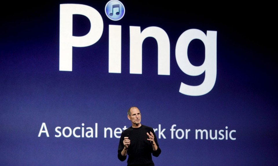 br/> Năm 2010, Jobs giới thiệu mạng xã hội âm nhạc iTunes Ping, cho phép theo dõi nghệ sĩ ưa thích và bạn bè. Chỉ mất 48 tiếng để Ping thu hút 1 triệu người đăng ký. Tuy nhiên, sự ra mắt của Ping không suôn sẻ khi khả năng tích hợp với Facebook để tìm bạn bè đã bị loại bỏ do thương lượng thất bại. Ảnh: Getty Images.