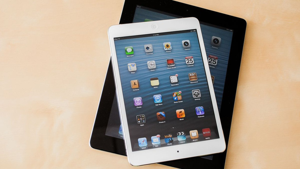 br/> Sau email của Cue, Tim Cook, quyền CEO Apple lúc đó đã đồng ý phát triển iPad với màn hình 7,9 inch, sau đó ra mắt với tên iPad mini vào tháng 11/2012. Máy có giá 329 USD, rẻ hơn 170 USD so với iPad tiêu chuẩn. Ngay trong năm đầu tiên, doanh số iPad mini đã vượt qua iPad, mang đến thành công bất ngờ cho Apple. Ảnh: CNET.