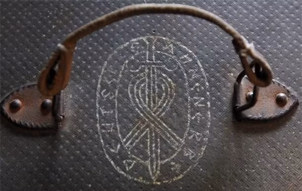 Dấu biểu tượng của Viện Nghiên cứu Ahnenerbe được khắc trên mặt hòm. 