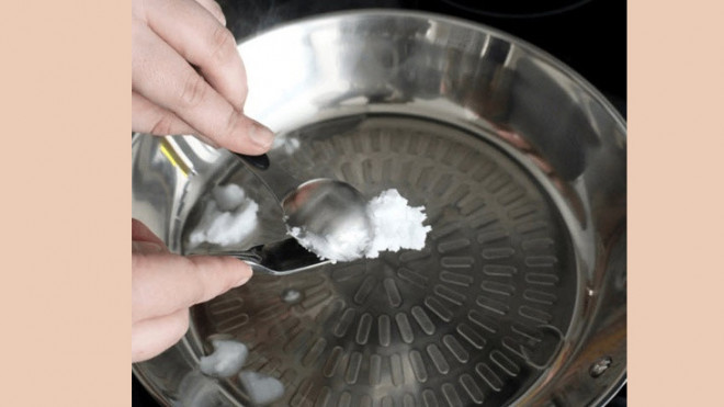 Cách đơn giản hô biến chiếc chảo thường thành chảo chống dính chỉ trong nháy mắt - Hình 2 Cach don gian ho bien chiec chao thuong thanh chao chong dinh chi trong nhay mat-Hinh-2