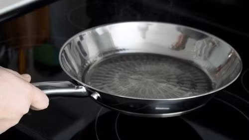 Cách đơn giản hô biến chiếc chảo thường thành chảo chống dính chỉ trong nháy mắt Cach don gian ho bien chiec chao thuong thanh chao chong dinh chi trong nhay mat