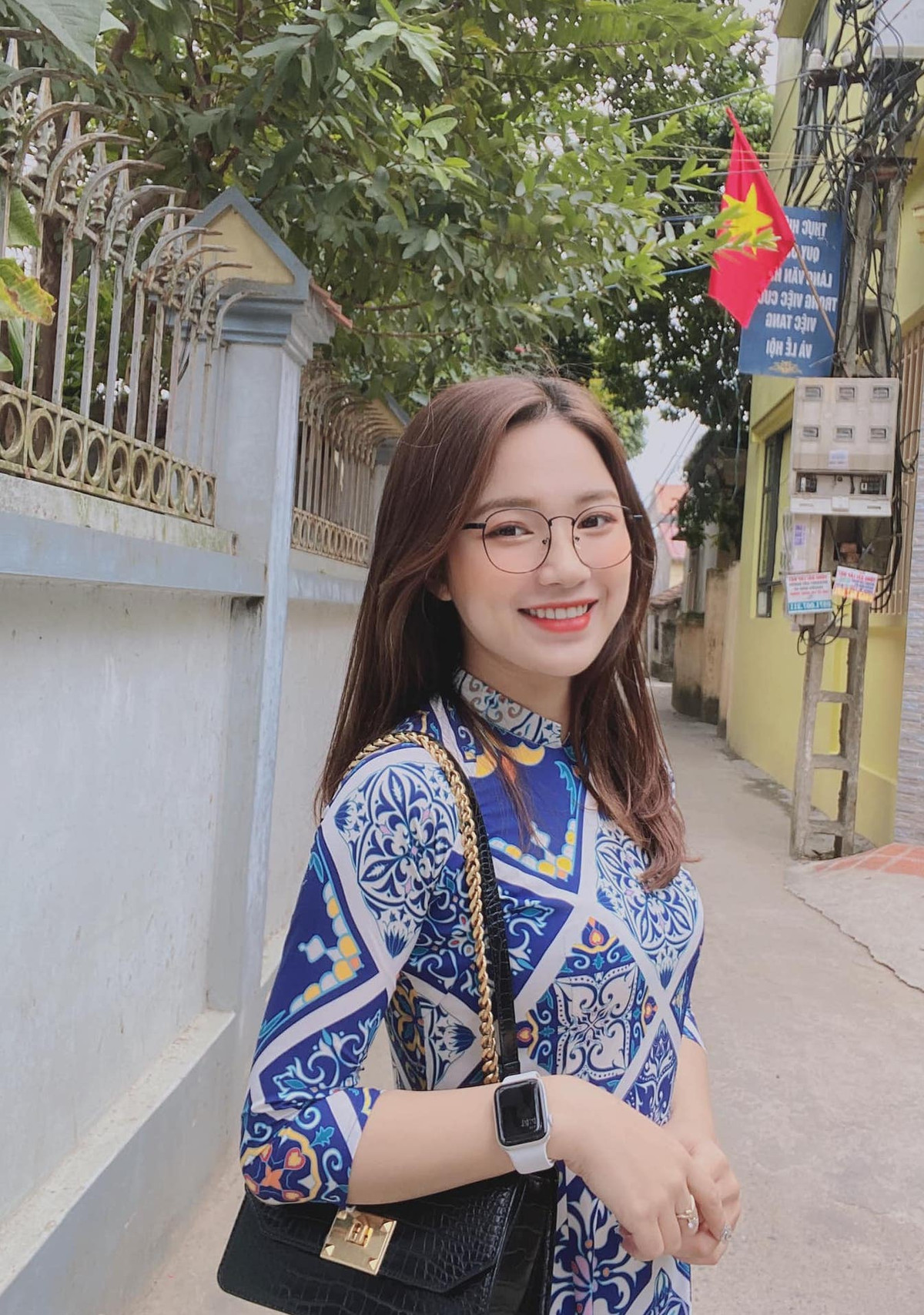 Làm việc trong môi trường sư phạm, Ngọc luôn để ý đến những quy định về trang phục. Thời gian mới đi làm, cô thường mặc những bộ váy nhẹ nhàng kết hợp với giày cao gót. Tuy nhiên, do công việc phải đứng và di chuyển, Ngọc chuyển phong cách sang đi giày thể thao, kết hợp cùng với chân váy dài và áo phông có cổ để trông vừa khỏe khoắn lại hợp với tuổi.