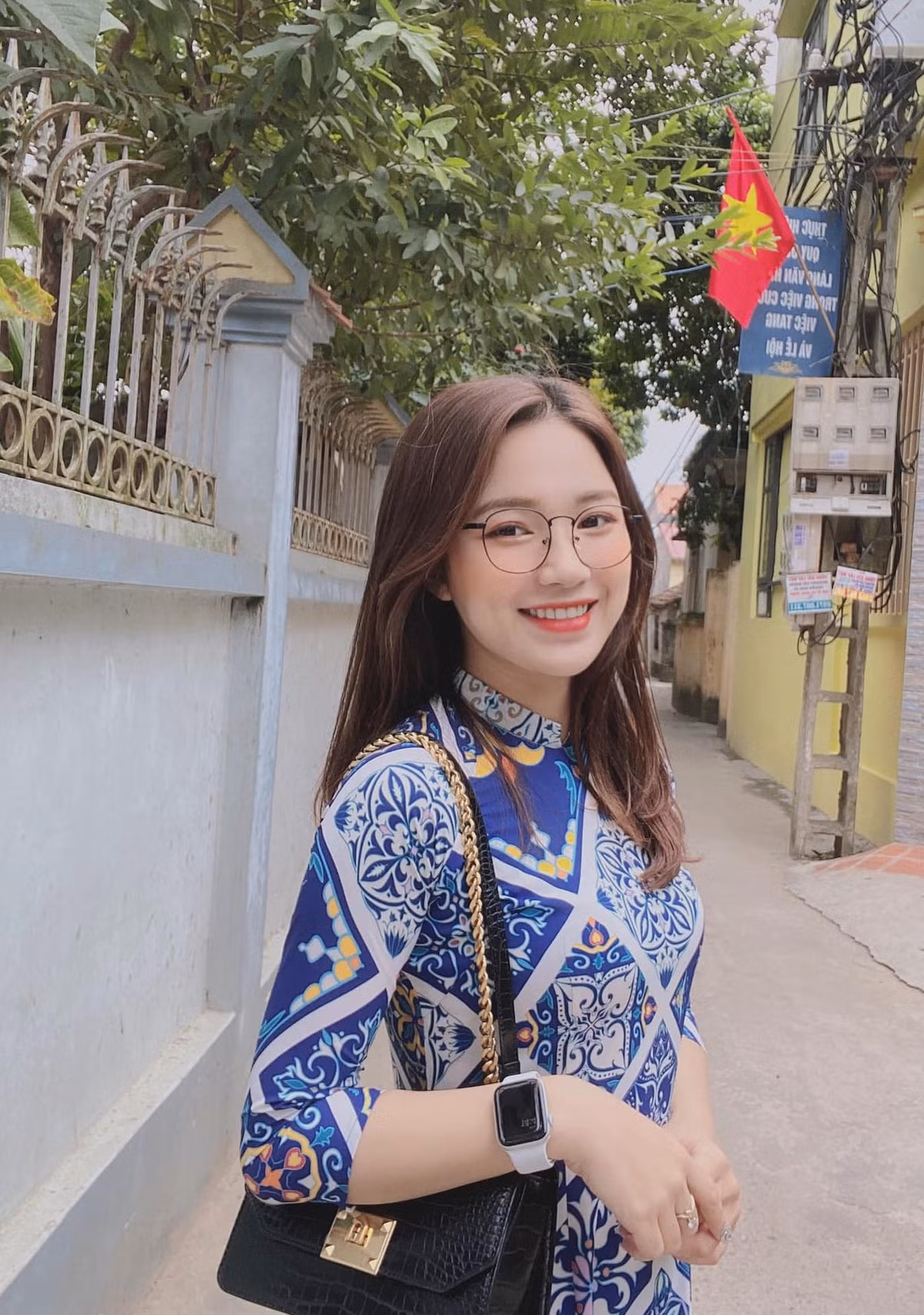 Làm việc trong môi trường sư phạm, Ngọc luôn để ý đến những quy định về trang phục. Thời gian mới đi làm, cô thường mặc những bộ váy nhẹ nhàng kết hợp với giày cao gót. Tuy nhiên, do công việc phải đứng và di chuyển, Ngọc chuyển phong cách sang đi giày thể thao, kết hợp cùng với chân váy dài và áo phông có cổ để trông vừa khỏe khoắn lại hợp với tuổi.