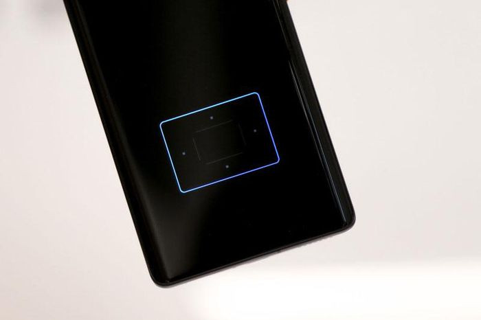 Cảm biến vân tay siêu âm 3D tích hợp bên trong màn hình. iQOO 8 Pro cũng có tính năng nhận dạng khuôn mặt Face Wake.