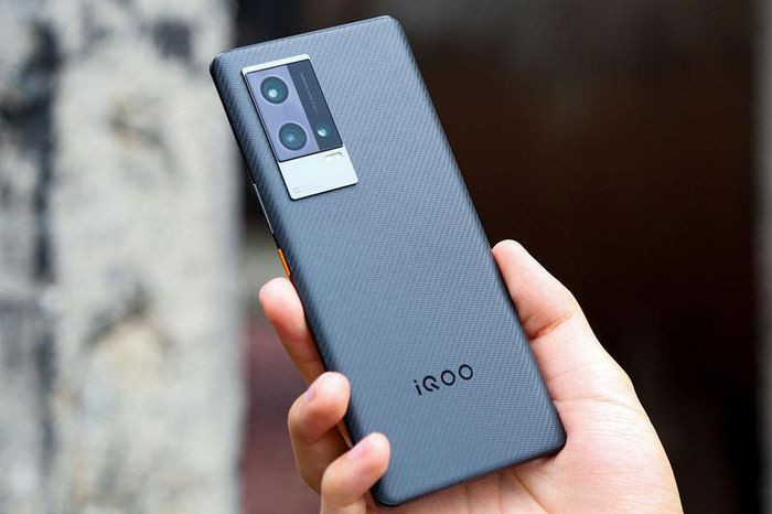 Máy cũng có tính năng tản nhiệt bằng chất lỏng nhằm hạn chế tình trạng quá nhiệt khi chơi game, sử dụng lâu hay sạc pin.