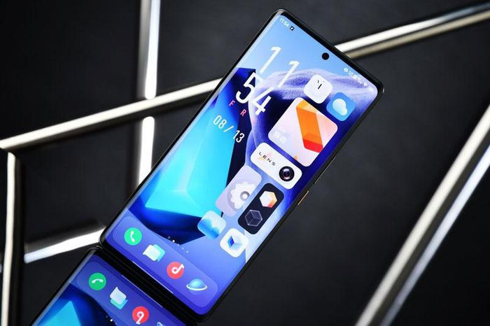 Màn hình này chia theo tỷ lệ 20:9, tích hợp dải màu DCI-P3, công nghệ HDR10 +, Dolby Vision, thiết kế cong 3D ở 2 cạnh viền, chiếm 92,22% diện tích mặt trước. Tần số quét 120 Hz, tốc độ lấy mẫu cảm ứng 300 Hz, độ sáng tối đa 1.500 nit. Đồng thời, nó được DisplayMate xếp hạng A+.