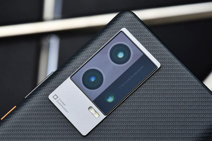 iQOO 8 Pro 5G có 3 camera sau với cảm biến chính độ phân giải 50 MP, khẩu độ f/1.75 với công nghệ chống rung Gimbal 5 trục và chống rung quang học (OIS). Ống kính thứ hai 48 MP cho góc rộng 114 độ. Cảm biến chiếu sâu 16 MP, f/2.23.