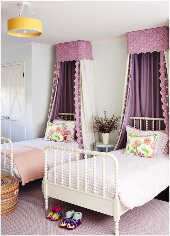 Việc thiết kế 2 chiếc giường giống hệt nhau sẽ giúp các bé cảm thấy được yêu thương đồng đều và không tị nạnh nhau