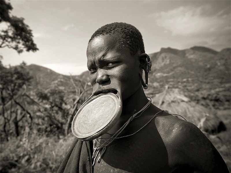 Những phong tục làm đẹp rùng rợn nhất trên thế giới ảnh 2 Những phong tục làm đẹp rùng rợn nhất trên thế giới ảnh 2